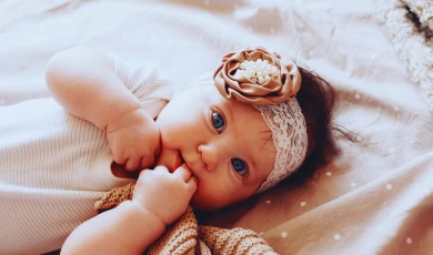 Gyakorlatok babáknak, amelyek segítenek a megnyugvás, biztonság, kötődés és az érzelemkifejezés tanulásában