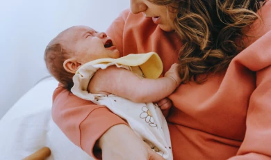 Hogyan ismerhetjük fel a babánk sírása mögötti szükségleteket?